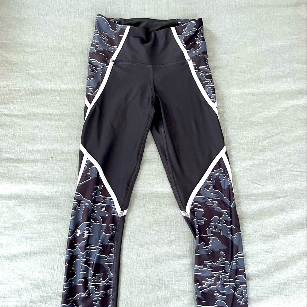Under armour full length gray and camo leggings, size Small